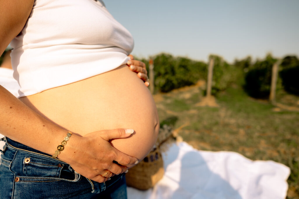 Séance grossesse au coucher de soleil à Tours