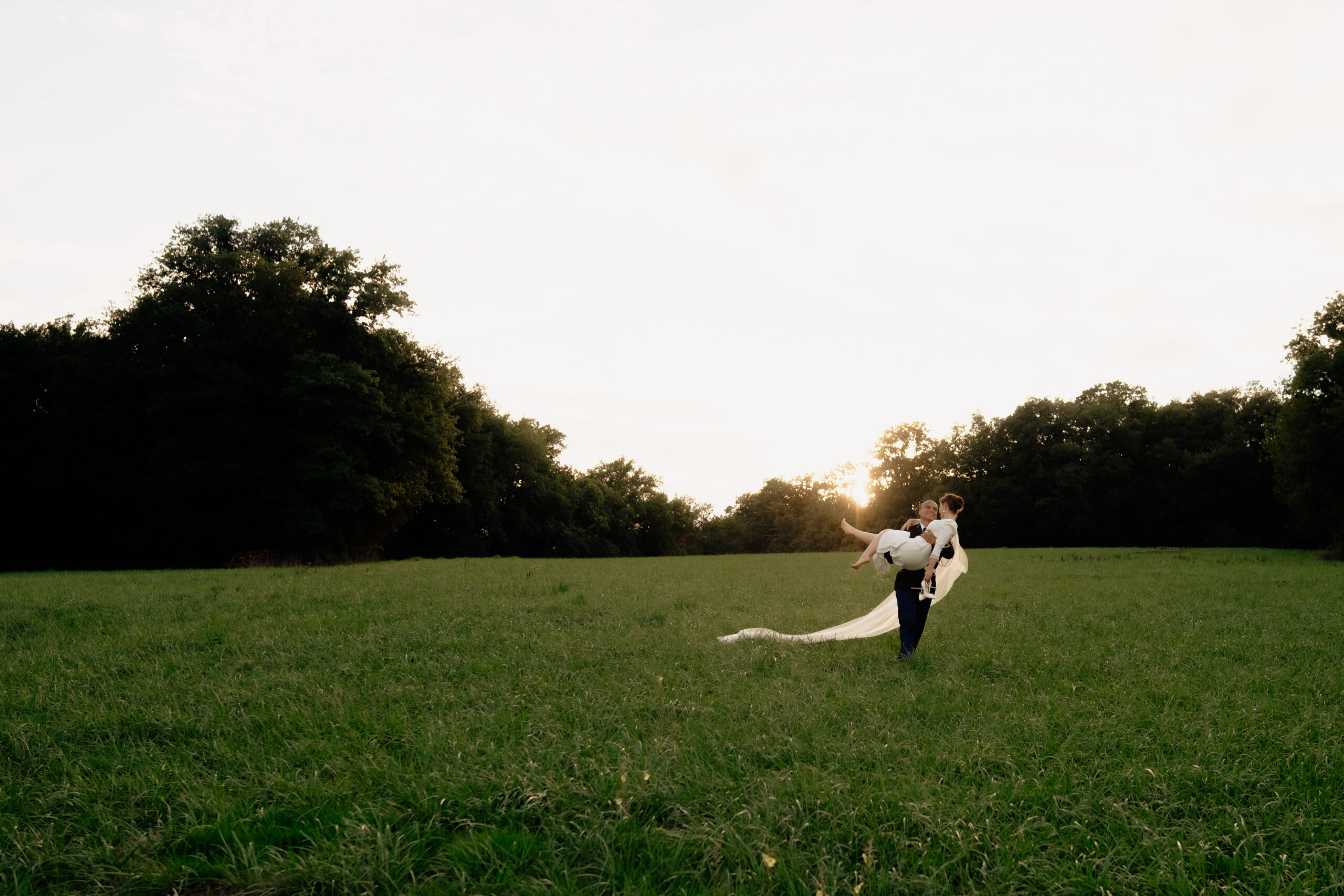 Séance photo couple naturelle au coucher de soleil, mariage à Tours