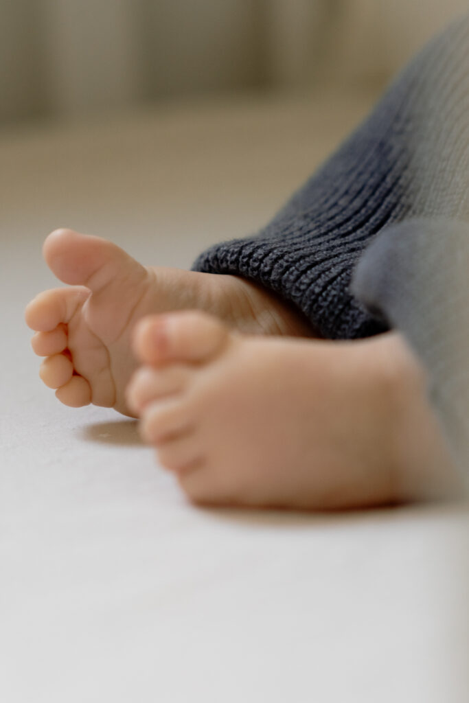 Petits pieds de bébé séance nouveau-né à Tours
