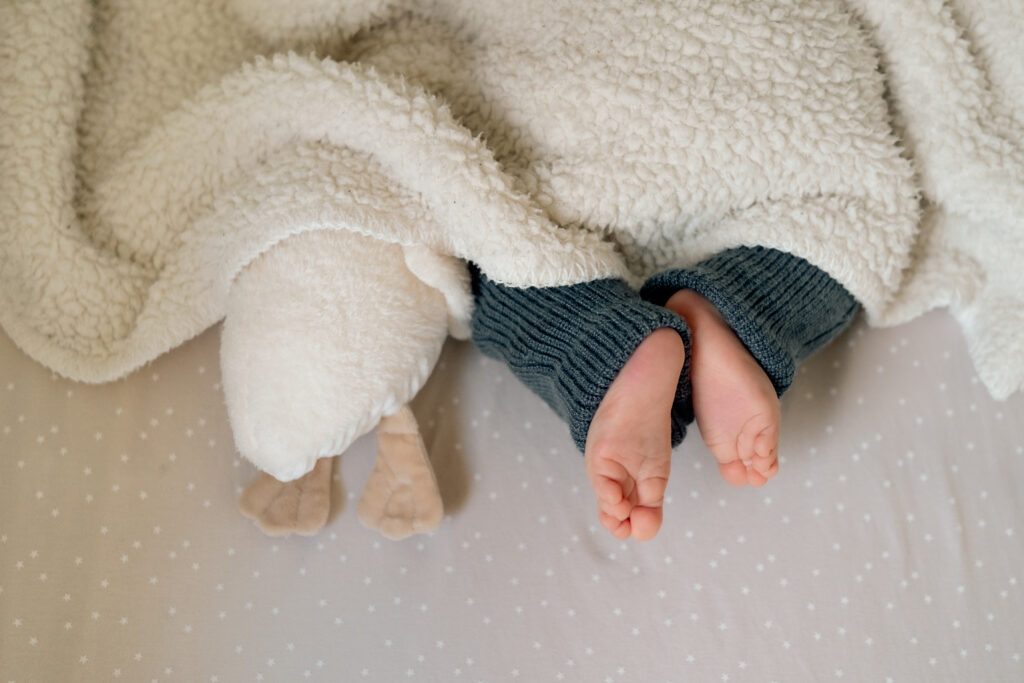 Petits pieds de bébé séance nouveau-né à Tours