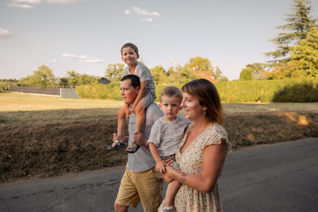 Séance photo famille en extérieur à Tours