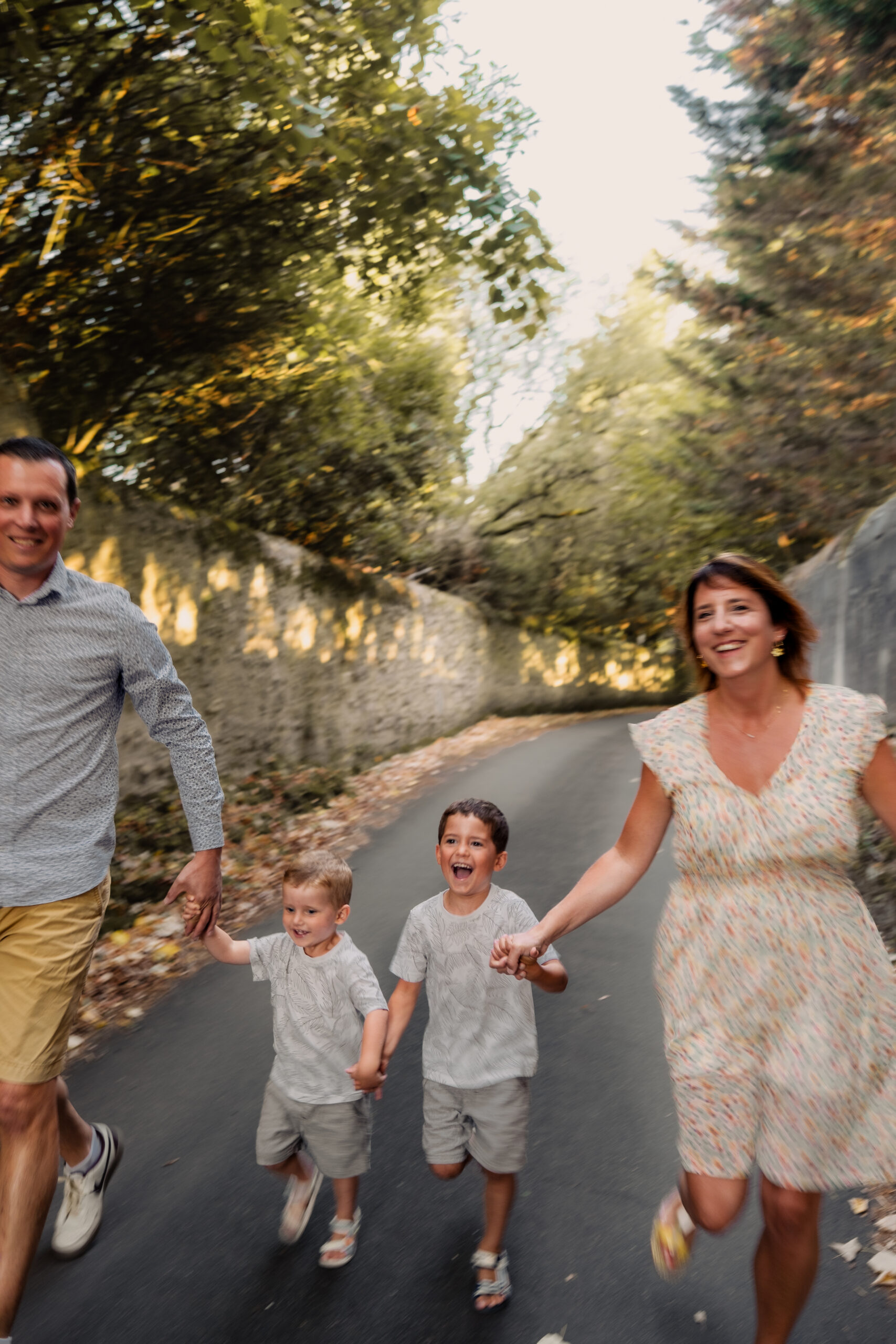 Séance photo famille naturelle en extérieur au coucher du soleil à Amboise