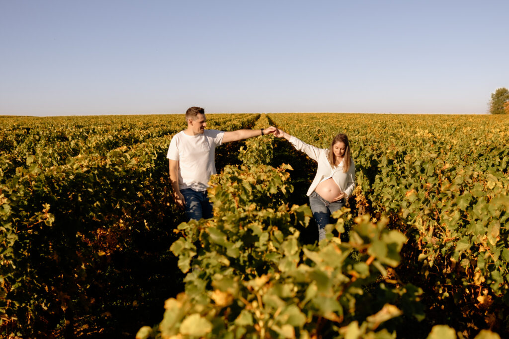 Séance photo grossesse naturelle dans les vignes à vouvray