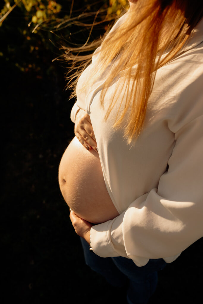 Séance photo grossesse au coucher de soleil à Tours